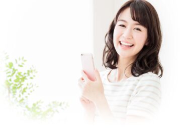 スマホ操作の女性