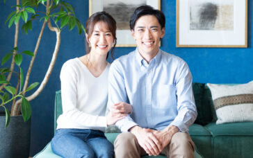 部屋の中の夫婦